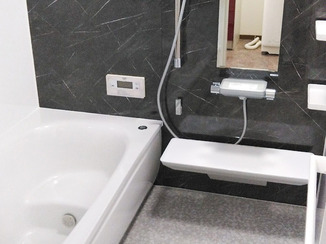 バスルームリフォーム 石目調パネルが高級感のあるバスルームと、あわせて一新した洗面所