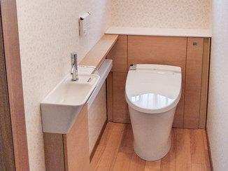 トイレリフォーム 来客用としても使える広々したトイレと、収納が便利な洗面所