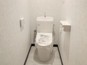 トイレリフォーム節水型トイレが付いた、清潔感あるレストルーム