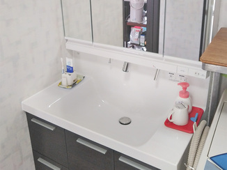 洗面リフォーム 収納できる三面鏡がついた、便利な２つの洗面台