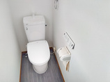 トイレリフォーム床もあわせて取り替えた２ヶ所のトイレ