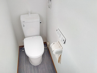 トイレリフォーム 床もあわせて取り替えた２ヶ所のトイレ