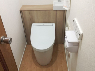 トイレリフォーム 掃除用品もすっきり収まるキャビネット付きトイレ